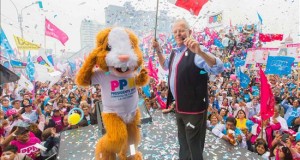 Kuczynski, segundo en los sondeos, lanza su plan de gobierno para los comicios en Perú
Imagen cedida por Prensa Peruanos por el Kambio en donde aparece el virtual candidato presidencial peruano Pedro Pablo Kuczynski acompañado de su mascota de campañ