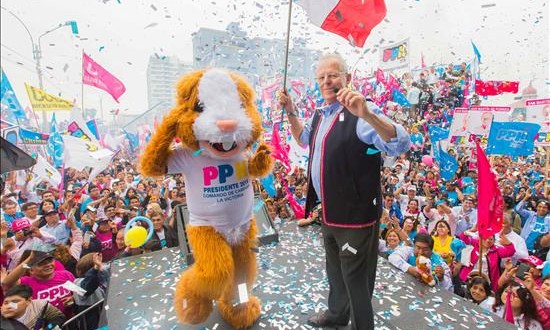 Kuczynski, segundo en los sondeos, lanza su plan de gobierno para los comicios en Perú
Imagen cedida por Prensa Peruanos por el Kambio en donde aparece el virtual candidato presidencial peruano Pedro Pablo Kuczynski acompañado de su mascota de campañ