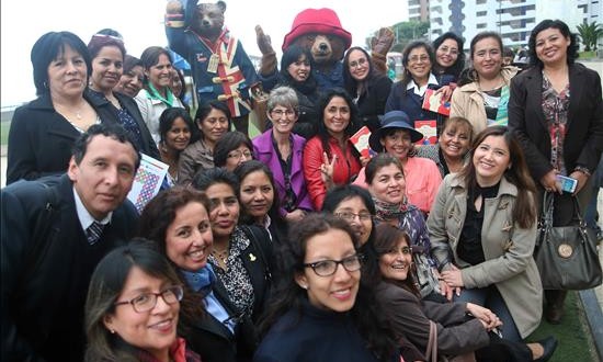 La hija del creador del oso Paddington visita Perú
Jankel (c), hija del creador del oso Paddington, Michael Bond, fue registrada este lunes al posar con un grupo de profesores que viajó al Reino Unido para capacitarse, junto a la primera escultura que se hizo del famoso oso en el distrito limeño de miraflores.