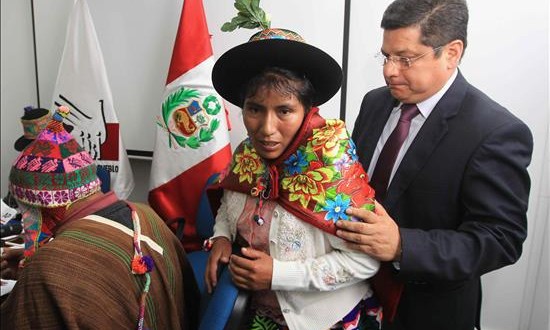 La Defensoría de Perú alerta de la vulnerabilidad de las mujeres indígenas Urarina
En la imagen, el defensor del pueblo de Perú, Eduardo Vega (d).