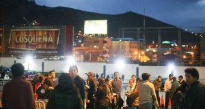 Un terremoto se registró en medio de la selva peruana, sin informes de daños
Fotografía cedida por la Agencia Andina, hoy martes 24 de noviembre de 2015, de un grupo de personas a las afueras del aeropuerto Velasco Astete en Cuzco (Perú), luego de que un terremoto de magnitud 7,3 en la escala de Richter se registrara en la frontera de Perú con Brasil y Bolivia, sin que hasta el momento se haya informado sobre víctimas o daños materiales