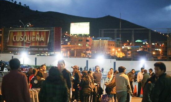 Un terremoto se registró en medio de la selva peruana, sin informes de daños
Fotografía cedida por la Agencia Andina, hoy martes 24 de noviembre de 2015, de un grupo de personas a las afueras del aeropuerto Velasco Astete en Cuzco (Perú), luego de que un terremoto de magnitud 7,3 en la escala de Richter se registrara en la frontera de Perú con Brasil y Bolivia, sin que hasta el momento se haya informado sobre víctimas o daños materiales
