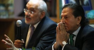 Alejandro Toledo afirma que el mundo afronta una tercera guerra mundial
El expresidente boliviano Carlos Mesa (i) habla, hoy martes 24 de noviembre de 2015, en Lima, donde el expresidente peruano Alejandro Toledo (d) afirmó que el mundo afronta una "tercera guerra mundial dramáticamente distinta a las dos anteriores" y agregó que, en ese escenario, América Latina es "el continente prometedor de los próximos 35 años"