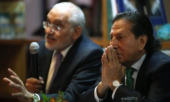 Alejandro Toledo afirma que el mundo afronta una tercera guerra mundial
El expresidente boliviano Carlos Mesa (i) habla, hoy martes 24 de noviembre de 2015, en Lima, donde el expresidente peruano Alejandro Toledo (d) afirmó que el mundo afronta una "tercera guerra mundial dramáticamente distinta a las dos anteriores" y agregó que, en ese escenario, América Latina es "el continente prometedor de los próximos 35 años"