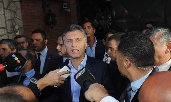 La presidenta argentina se resiste a una transición ante las cámaras
El presidente electo de Argentina por la alianza Cambiemos, Mauricio Macri (c), habla con la prensa el 24 de noviembre de 2015, a las afueras de la residencia presidencial de Los Olivos donde mantuvo una reunión con la presidenta Cristina Fernández.