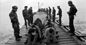 Óscar Medrano, el retratista de la época más terrorífica de Perú
Reproducción, cedida este 26 de noviembre de 2015, de una de las fotos del fotógrafo peruano Oscar Medrano de los presuntos subversivos trasladados desde Ayacucho tras el ataque al Penal de Huamanga en marzo de 1982, un mes después a la reabierta Isla Penal de El Frontón en Lima.