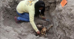 Hallan cuatro entierros prehispánicos en una pirámide de un barrio residencial de Lima
Una arqueóloga trabaja, este 26 de noviembre de 2015, en una de las tumbas halladas esta semana por un equipo de arqueólogos en la cima de la Gran Pirámide escalonada de adobe que forma parte del centro ceremonial conocido como la Huaca Pucllana, en el distrito de Miraflores, en Lima (Perú).