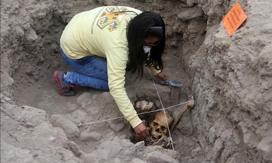 Hallan cuatro entierros prehispánicos en una pirámide de un barrio residencial de Lima
Una arqueóloga trabaja, este 26 de noviembre de 2015, en una de las tumbas halladas esta semana por un equipo de arqueólogos en la cima de la Gran Pirámide escalonada de adobe que forma parte del centro ceremonial conocido como la Huaca Pucllana, en el distrito de Miraflores, en Lima (Perú).