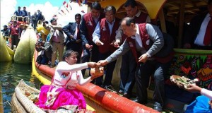 Jueces de seis países suramericanos visitan isla del Lago Titicaca en Perú
Una pobladora de las islas de los Uros en el lago Titicaca (Perú) ofrece presentes a los magistrados de seis países sudamericanos que participan en el II Encuentro de Internacional de Jueces, en el departamento de Punto, en el sur peruano.