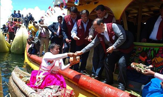 Jueces de seis países suramericanos visitan isla del Lago Titicaca en Perú
Una pobladora de las islas de los Uros en el lago Titicaca (Perú) ofrece presentes a los magistrados de seis países sudamericanos que participan en el II Encuentro de Internacional de Jueces, en el departamento de Punto, en el sur peruano.