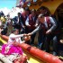 Jueces de seis países suramericanos visitan isla del Lago Titicaca en Perú
Una pobladora de las islas de los Uros en el lago Titicaca (Perú) ofrece presentes a los magistrados de seis países sudamericanos que participan en el II Encuentro de Internacional de Jueces, en el departamento de Punto, en el sur peruano.
