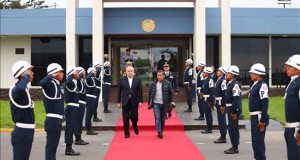Humala viaja a Francia para participar en la COP21 y se reunirá con Putin
Fotografía cedida por la Presidencia peruana que muestra al mandatario Ollanta Humala (c-d) mientras es despedido por el primer ministro, Pedro Cateriano (c-i), hoy sábado 28 de noviembre de 2015, en las instalaciones del grupo aéreo 8 de la Fuerza Aérea del Perú (FAP), en Lima (Perú).