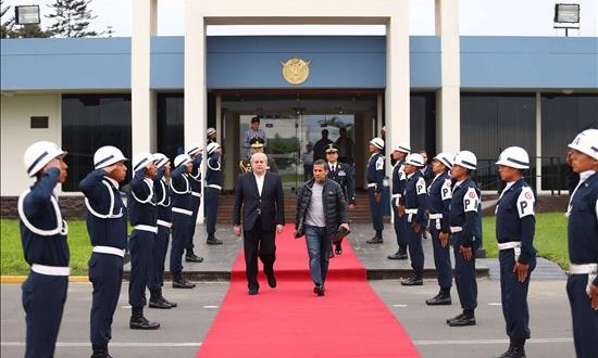 Humala viaja a Francia para participar en la COP21 y se reunirá con Putin
Fotografía cedida por la Presidencia peruana que muestra al mandatario Ollanta Humala (c-d) mientras es despedido por el primer ministro, Pedro Cateriano (c-i), hoy sábado 28 de noviembre de 2015, en las instalaciones del grupo aéreo 8 de la Fuerza Aérea del Perú (FAP), en Lima (Perú).