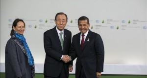 Perú se compromete con la UE a introducir rápidamente pasaportes biométricos
El presidente de Perú, Ollanta Humala (d), saluda, a su llegada a la conferencia sobre el clima que se celebra en París, denominada COP21, al secretario general de la ONU, Ban Ki-moon, y la ministra francesa de Ecología y Transportes, Ségolène Royal.