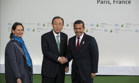 Perú se compromete con la UE a introducir rápidamente pasaportes biométricos
El presidente de Perú, Ollanta Humala (d), saluda, a su llegada a la conferencia sobre el clima que se celebra en París, denominada COP21, al secretario general de la ONU, Ban Ki-moon, y la ministra francesa de Ecología y Transportes, Ségolène Royal.