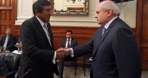 El Gobierno y las autoridades de Madre de Dios dialogan en Lima para solucionar el paro
Fotografía cedida por el Consejo de Ministros del Perú que muestra al Gobernador de Madre de Dios, Luis Otsuka (i), mientras se reúne con el presidente del Consejo de Ministros, Pedro Cateriano (d), hoy lunes 30 de noviembre de 2015, en Lima (Perú).