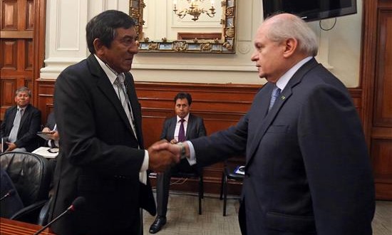El Gobierno y las autoridades de Madre de Dios dialogan en Lima para solucionar el paro
Fotografía cedida por el Consejo de Ministros del Perú que muestra al Gobernador de Madre de Dios, Luis Otsuka (i), mientras se reúne con el presidente del Consejo de Ministros, Pedro Cateriano (d), hoy lunes 30 de noviembre de 2015, en Lima (Perú).