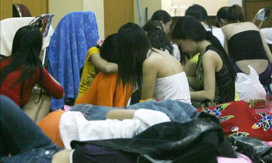 Rescatan a 36 mujeres, entre ellas 11 menores, de explotación sexual en Perú
El cabecilla de la "peligrosa banda" es presuntamente un norteamericano que captaba a menores de edad y adultos para explotarlas sexualmente, según el Ministerio.