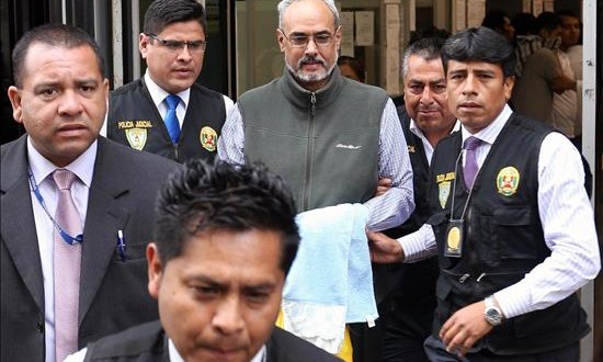 El peruano Burga es encarcelado mientras se tramita su extradición a EE.UU.
Imagen facilitada por Agencia Andina deñ expresidente de la Federación Peruana de Fútbol, Manuel Burga (c), deja hoy, lunes 7 de diciembre de 2015, la sede de requisitorias y luego fue trasladado a la sede del Poder Judicial en Lima (Perú) para decidir su lugar de reclusión, o eventual prisión domiciliaria, a la espera de ser extraditado a Estados Unidos por las denuncias de corrupción contra exdirectivos de la FIFA.
