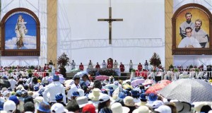 Reliquias de mártires beatos de Perú son presentadas en la Catedral de Lima
Fotografía de la ceremonia de beatificación de los sacerdotes franciscanos polacos Miguel Tomaszek y Zbigniew Strzalkowski y el diocesano italiano Alessandro Dordi, el pasado 5 de diciembre, en el estadio de la ciudad en Chimbote (Perú).