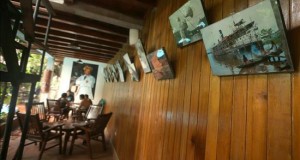 El espíritu de "Fiztcarraldo" revive en la selva amazónica de Iquitos
Imagen de uno de los corredores adornados con fotografías de la filmación de la película de Wrner Herzog "Fitzcarraldo" en un pequeño hotel de la ciudad de Iquitos (Perú) donde se alojaron los actores y parte del equipo de producción de la mítica cinta "Fitzcarraldo" dirigida por Werner Herzog, en la que Klaus Kinski es un empresario que quiere construir un teatro de ópera en la selva amazónica de Perú, y que contó con la participación en el rodaje de Mick Jagger.
