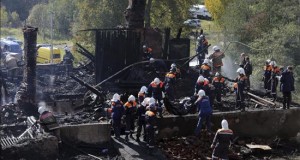 Ascienden a 23 los muertos al incendiarse un centro psiquiátrico en Rusia
Los bomberos buscan víctimas entre los escombros tras el incendio declarado en un hospital psiquiátrico en Novgorod (Rusia) el 13 de septiembre de 2013. Al menos 23 pacientes murieron al incendiarse este sábado un centro psiquiátrico en la provincia rusa de Vorónezh.