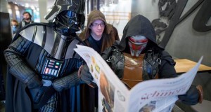 El sueño de George Lucas revive casi 40 años después
De iz. a der. Dos aficionados vestidos de Darth Vader, a Jedi, y Darth Revan leen la prensa en un café de Hamburgo (Alemania). El estreno del fime de la saga Star Wars está previsto para el próximo 17 de diciembre en Alemania.