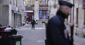 Un encapuchado hiere a un profesor en una escuela de las afueras de París en nombre del EI
La policía vigila una calle de un barrio de las afueras de París.