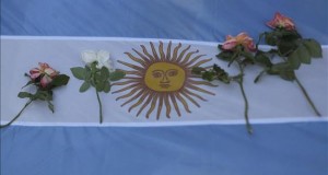Ascienden a 42 los muertos por un accidente de autobús de gendarmes en Argentina
Fotografía de una bandera de Argentina durante un homenaje a las víctimas de un accidente.
