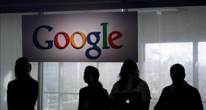 Un juego de Google convierte el teléfono en una espada láser de "Star Wars"
Un grupo de asistentes esperan el inicio de la presentación del primer teléfono celular de Google.