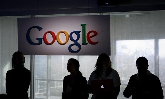 Un juego de Google convierte el teléfono en una espada láser de "Star Wars"
Un grupo de asistentes esperan el inicio de la presentación del primer teléfono celular de Google.