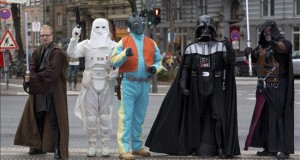 "Star Wars: El despertar de la fuerza", más que un gran espectáculo
Miembros del club de fans de la saga "Star Wars" desfilan disfrazados por las calles de Hamburgo, Alemania, pocos días antes del gran estreno de "Star Wars: El despertar de la fuerza".