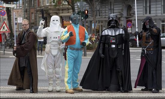 "Star Wars: El despertar de la fuerza", más que un gran espectáculo
Miembros del club de fans de la saga "Star Wars" desfilan disfrazados por las calles de Hamburgo, Alemania, pocos días antes del gran estreno de "Star Wars: El despertar de la fuerza".