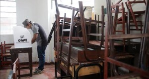 Veintidós partidos peruanos firman un pacto ético electoral
El Pacto Ético Electoral establece que los 22 partidos políticos firmantes deben poner en práctica los valores democráticos durante la campaña electoral y respetar a las organizaciones y candidatos, descartando la violencia y el ataque personal, con el fin de garantizar un clima transparente y democrático