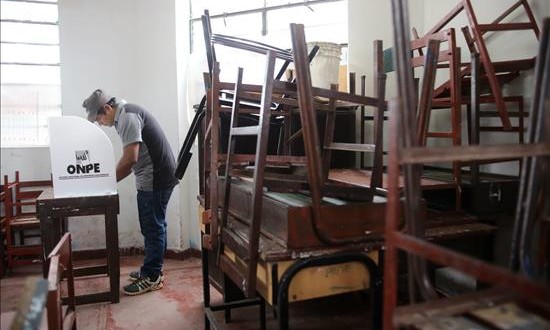 Veintidós partidos peruanos firman un pacto ético electoral
El Pacto Ético Electoral establece que los 22 partidos políticos firmantes deben poner en práctica los valores democráticos durante la campaña electoral y respetar a las organizaciones y candidatos, descartando la violencia y el ataque personal, con el fin de garantizar un clima transparente y democrático