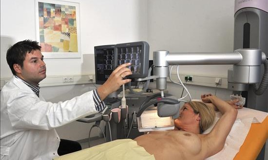 Una nueva terapia bloquea el crecimiento del cáncer de pecho más maligno
El tratamiento se aplicó primero a animales y tras el éxito obtenido, se puso en práctica también con pacientes reales con tejidos tumorales en el pecho.