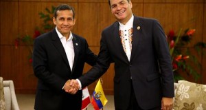 Humala y Correa se reunirán el viernes y presidirán el IX gabinete binacional
Fotografía cedida por Presidencia de Perú de los mandatarios de Ecuador, Rafael Correa (d), y de Perú, Ollanta Humala (i).