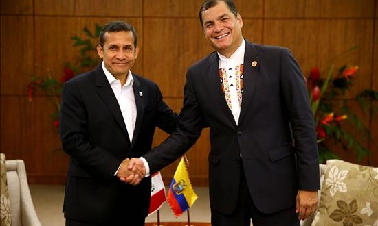 Humala y Correa se reunirán el viernes y presidirán el IX gabinete binacional
Fotografía cedida por Presidencia de Perú de los mandatarios de Ecuador, Rafael Correa (d), y de Perú, Ollanta Humala (i).