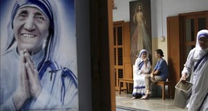 La madre Teresa de Calcuta será la santa de "los más pobres entre los pobres"
Una visitante (2-d) conversa con una religiosa mientras espera la oración de la noche en la Casa Madre Teresa de Calcuta en la India.