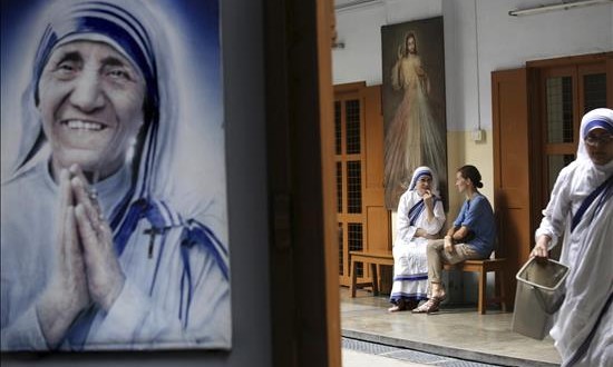 La madre Teresa de Calcuta será la santa de "los más pobres entre los pobres"
Una visitante (2-d) conversa con una religiosa mientras espera la oración de la noche en la Casa Madre Teresa de Calcuta en la India.