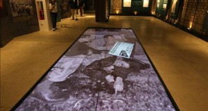 Perú inaugura el Lugar de la Memoria para recordar a las víctimas de la violencia interna
Vista de una de las salas que muestran fotografias de la época del conflicto social en el Perú, anoche durante la inauguración de El Lugar de la Memoria, la Tolerancia y la Inclusión Social (LUM), en Lima (Perú).