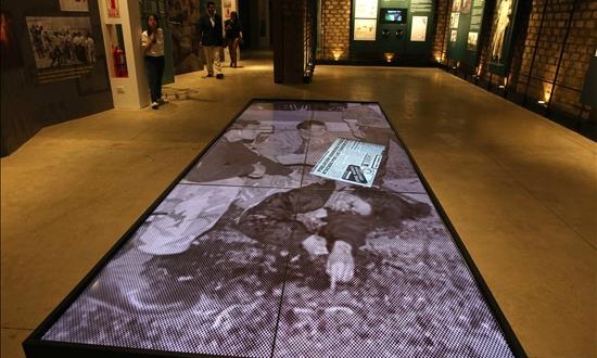 Perú inaugura el Lugar de la Memoria para recordar a las víctimas de la violencia interna
Vista de una de las salas que muestran fotografias de la época del conflicto social en el Perú, anoche durante la inauguración de El Lugar de la Memoria, la Tolerancia y la Inclusión Social (LUM), en Lima (Perú).