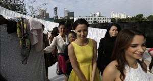 Miss Mundo celebra en China su 65ª edición, con polémica incluida
Participantes del certamen de belleza Miss Mundo caminan en el escenario hoy, durante un ensayo en el Hotel Beauty Crown Complex en Sanya, provincia de Hainan (China). La versión número 65 de Miss Mundo se realizará el 19 de diciembre en Sanya.