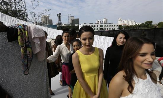 Miss Mundo celebra en China su 65ª edición, con polémica incluida
Participantes del certamen de belleza Miss Mundo caminan en el escenario hoy, durante un ensayo en el Hotel Beauty Crown Complex en Sanya, provincia de Hainan (China). La versión número 65 de Miss Mundo se realizará el 19 de diciembre en Sanya.