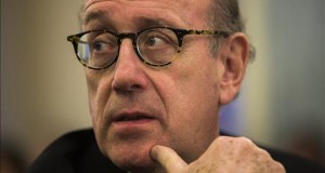 VW contrata a abogado para crear programa de compensación de motores trucados
El abogado Kenneth Feinberg comparece ante un comité del Senado en Washington DC.