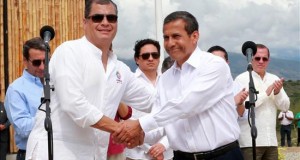 Perú y Ecuador fortalecen su cooperación bilateral e integración fronteriza
El presidentes de Perú, Ollanta Humala (d) saluda al presidente de Ecuador, Rafael Correa (i), a su llegada al aeropuerto de Jaén (Perú) este 18 de diciembre de 2015.