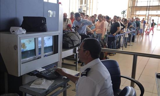 Detienen empleado de aeropuerto capitalino con cinco maletas llenas de drogas 
Turistas pasan su equipaje por un control de seguridad en el aeropuerto.