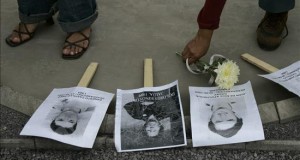 Perú destina 1 millón de dólares a reparar a las víctimas del conflicto interno
Detalle de fotografía de las víctimas de los crímenes de lesa humanidad en Perú.