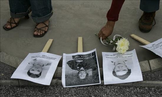 Perú destina 1 millón de dólares a reparar a las víctimas del conflicto interno
Detalle de fotografía de las víctimas de los crímenes de lesa humanidad en Perú.