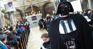 "Star Wars" llena la misa del domingo en una pequeña iglesia berlinesa
Pocos domingos se había visto tan llena la pequeña iglesia protestante de Sión, en el céntrico barrio berlinés de Mitte, que hoy acogió una misa "Star Wars" con la que dos vicarios animaron a los feligreses a permanecer alejados del "lado oscuro"